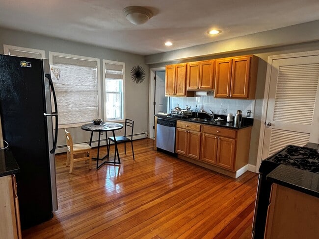 39 Harbor St, Unit 8 in Salem, MA - Building Photo - Building Photo