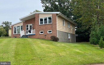 8503 Stevenswood Rd in Windsor Mill, MD - Foto de edificio - Building Photo