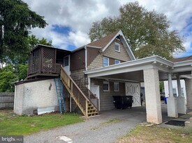 261 N York St in Pottstown, PA - Building Photo
