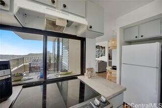 2121 Ala Wai Blvd in Honolulu, HI - Building Photo - Building Photo