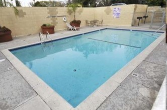 El Conquistador Apartments in Van Nuys, CA - Building Photo - Building Photo