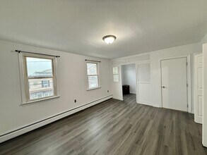 215 William St, Unit APT 2 in Harrison, NJ - Building Photo - Building Photo