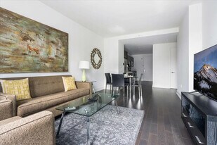 555 10th Ave in New York, NY - Building Photo