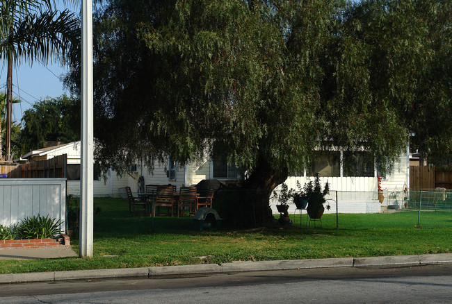 2661 Orange Ave in Costa Mesa, CA - Foto de edificio - Building Photo