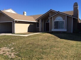 384 Chestnut St in Los Banos, CA - Building Photo