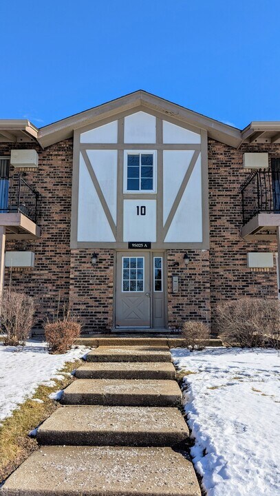 9S025 Lake Dr, Unit 10-204 in Willowbrook, IL - Building Photo