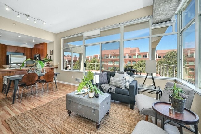 5855 Horton St in Emeryville, CA - Building Photo - Building Photo