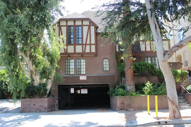 14228 Dickens St in Sherman Oaks, CA - Building Photo - Building Photo