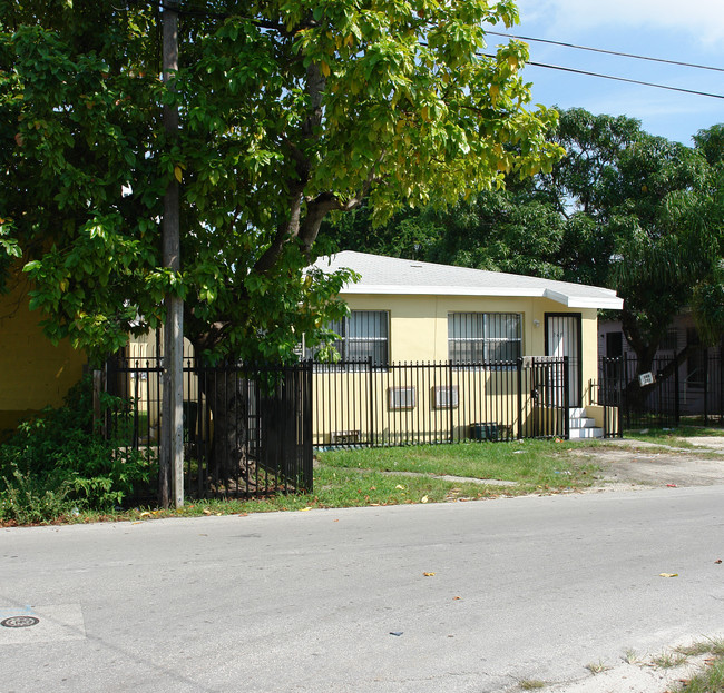 245-251 NE 77th St in Miami, FL - Building Photo - Building Photo