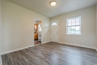 Beechmont Townhomes in Louisville, KY - Foto de edificio - Interior Photo