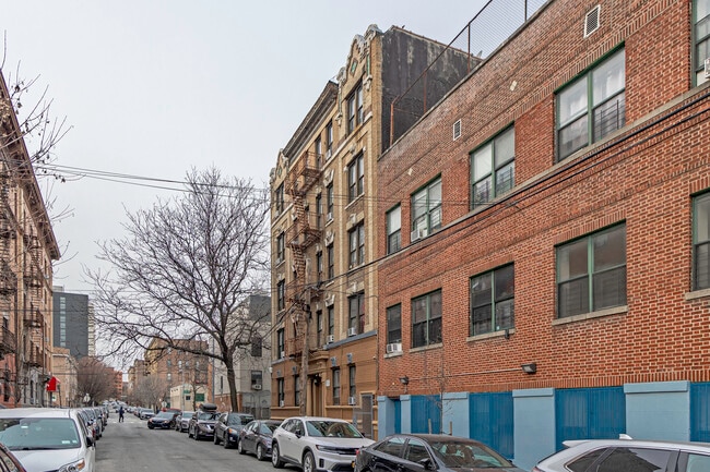 Martha in Bronx, NY - Foto de edificio - Building Photo