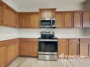 213 Oak Ridge Dr in Waxahachie, TX - Foto de edificio - Building Photo