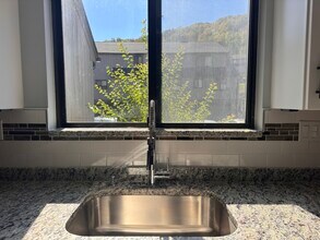 37 Brockton Ct in Beacon Falls, CT - Building Photo - Building Photo