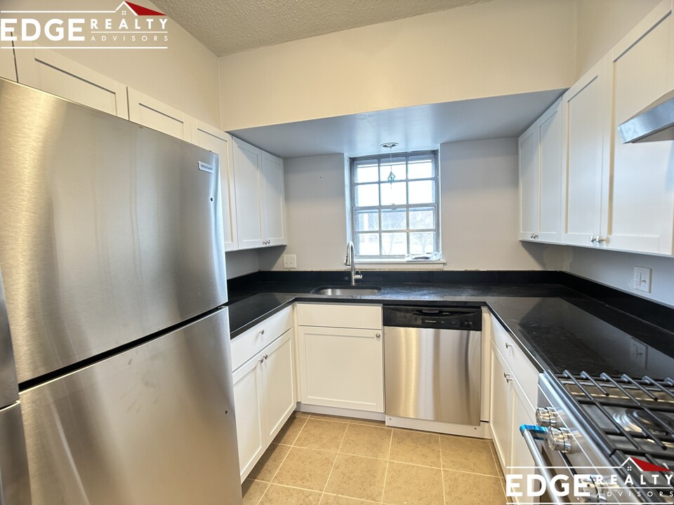 203 Lake Shore Rd, Unit 2 in Boston, MA - Building Photo
