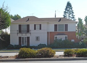 Shirley Court in Beverly Hills, CA - Building Photo - Building Photo