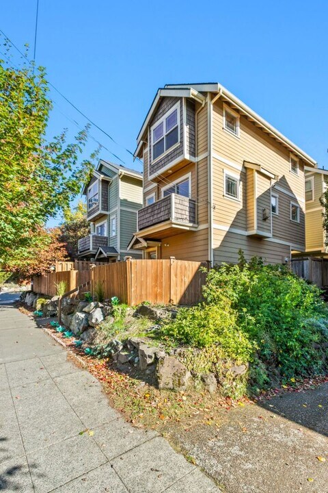 6756 7th Ave NW in Seattle, WA - Building Photo