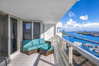 1717 N Bayshore Dr in Miami, FL - Building Photo - Building Photo