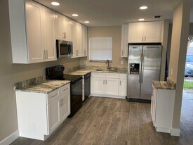 2504 Seaside Dr in Greenacres, FL - Building Photo