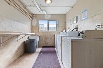 1034 Magnolia Ave in Gardena, CA - Foto de edificio - Building Photo