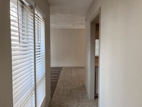 7206 Creekside Dr, Unit D in Austin, TX - Building Photo - Building Photo