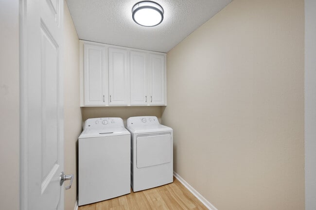 Heritage Park Apartments in Chanhassen, MN - Foto de edificio - Building Photo