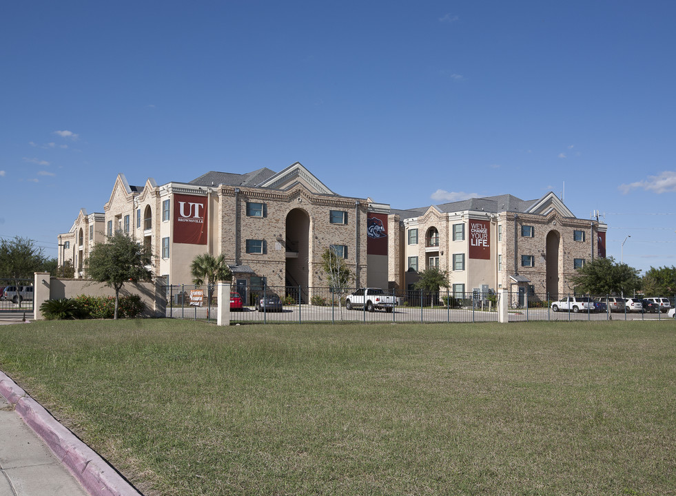 Casa Bella Residential Life in Brownsville, TX - Building Photo