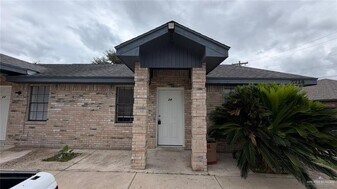 17 W Mile 17 1/2 Rd in Edinburg, TX - Building Photo