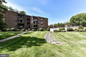 7802 Dassett Ct in Annandale, VA - Building Photo - Building Photo