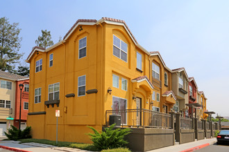 Lunare Townhomes in Fremont, CA - Building Photo - Building Photo