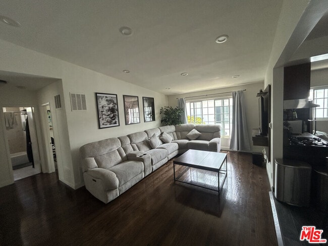property at 4035 Inglewood Blvd