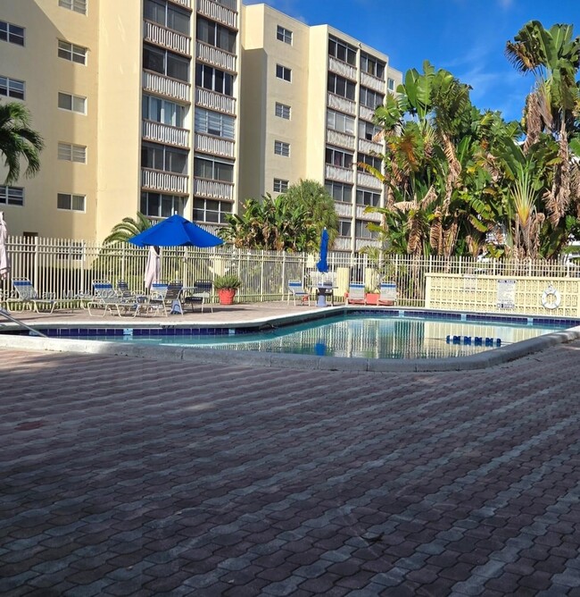 900 NE 12th Ave, Unit 608 in Hallandale Beach, FL - Building Photo - Building Photo