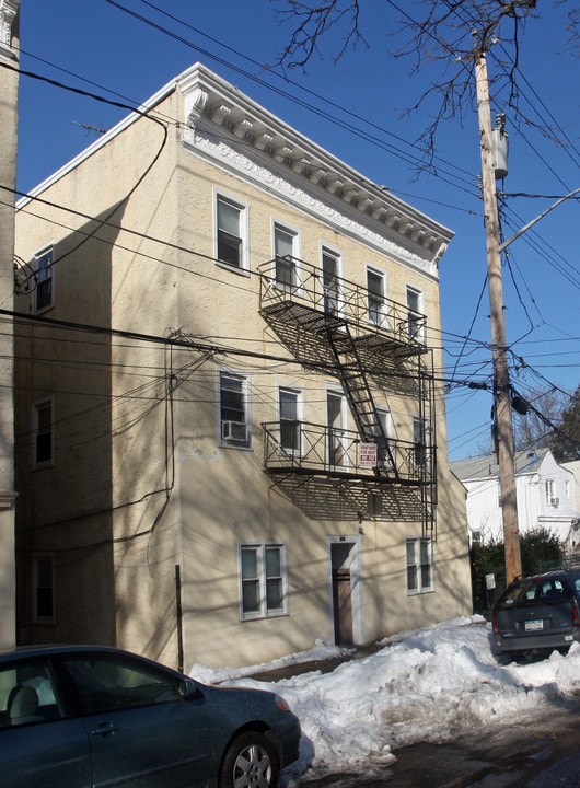 418 N Terrace Ave in Mount Vernon, NY - Building Photo