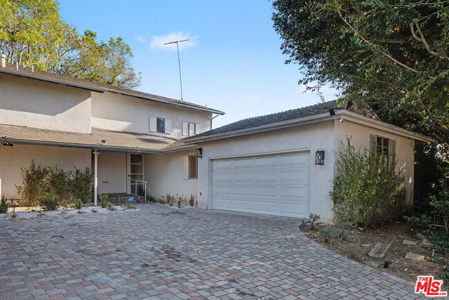 property at 2612 S Beverly Dr