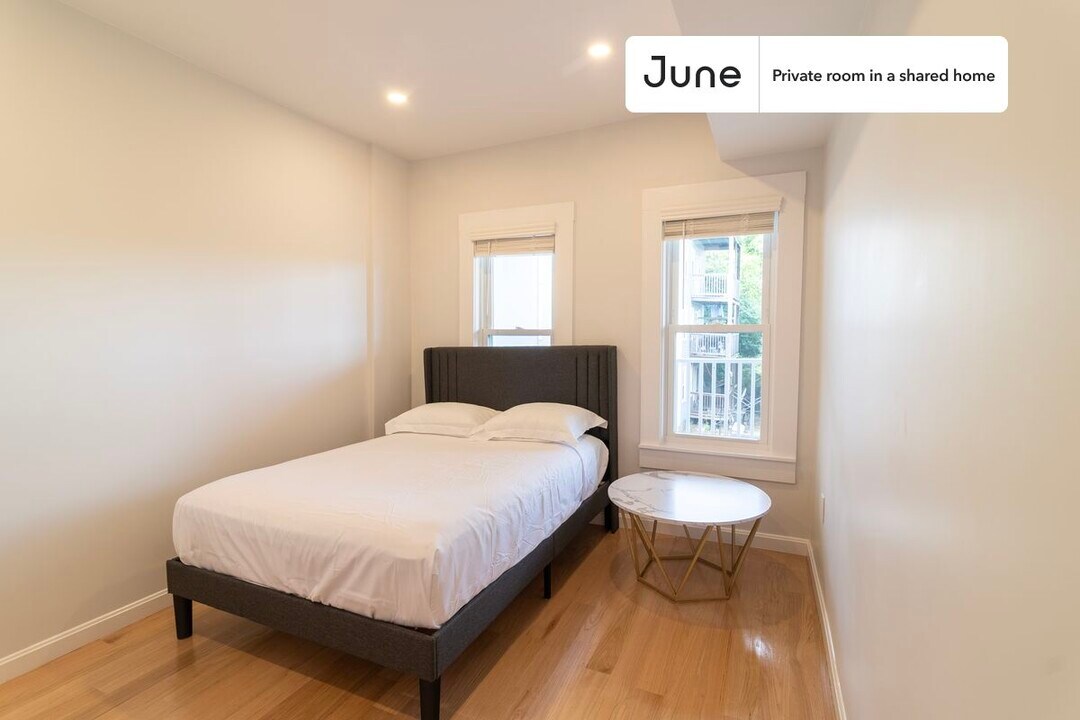 Private bedroom in 3 bed/2 bath Home in Boston, MA - Building Photo