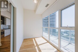 33 Shore Breeze Dr in Toronto, ON - Building Photo - Building Photo