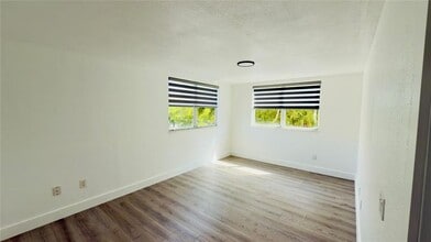 8235 Lake Dr in Doral, FL - Building Photo - Building Photo