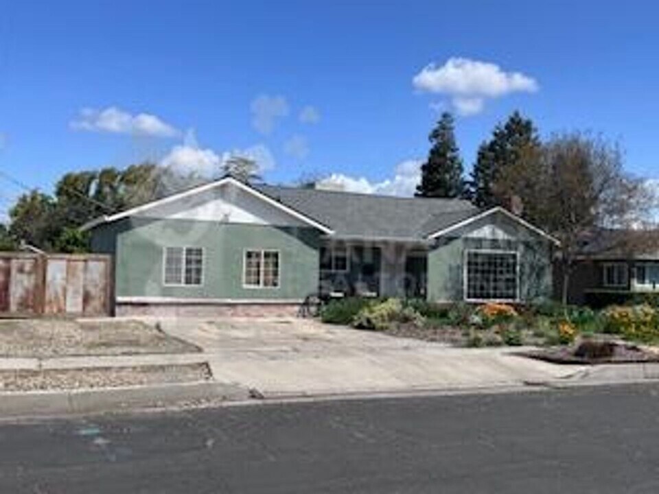 555 E 19th St in Merced, CA - Building Photo