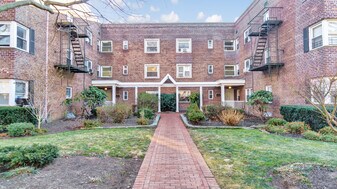 Knightsbridge Gardens in Great Neck, NY - Building Photo