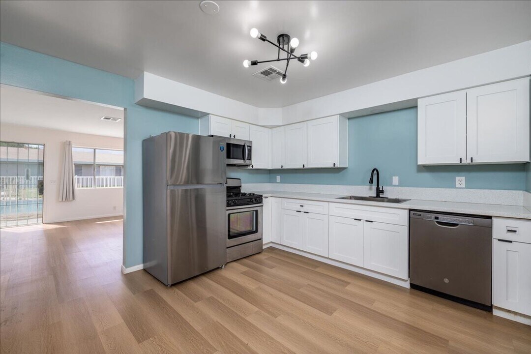 44440 Acacia Dr in Palm Desert, CA - Building Photo