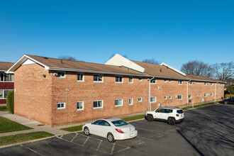 Suburbia Apartments in Farmingdale, NY - Building Photo - Building Photo