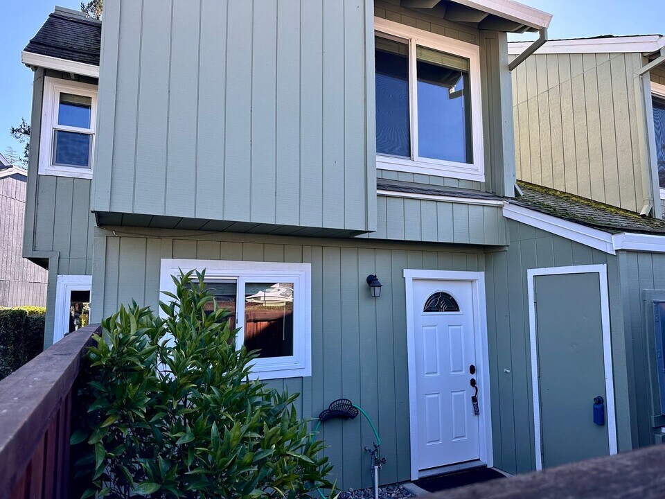 685 Racquet Club Cir in Rohnert Park, CA - Building Photo