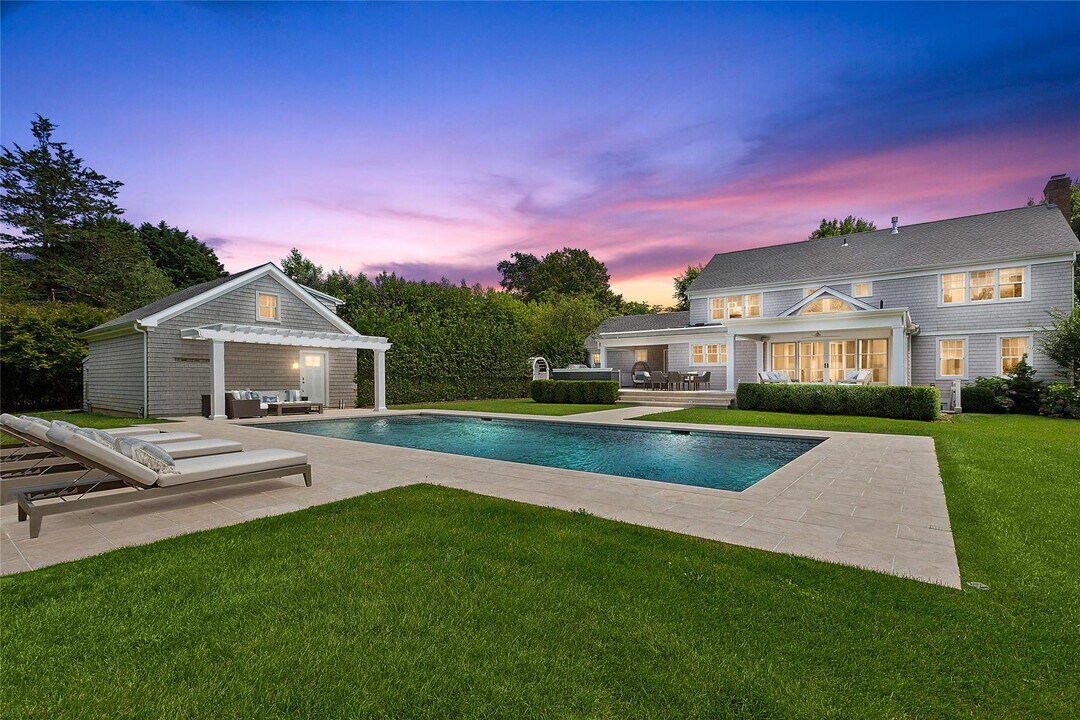 150 Harvest Ln in Southampton, NY - Building Photo