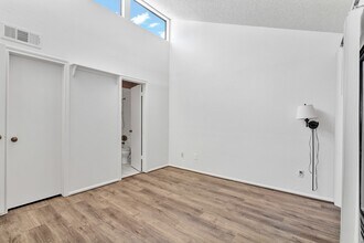 2001 Lakewood Ct in Willis, TX - Foto de edificio - Building Photo