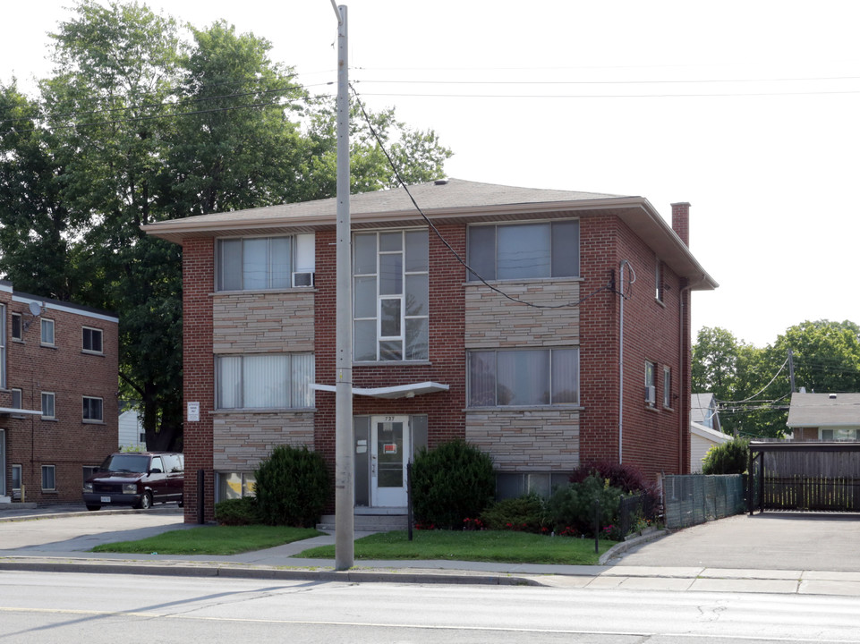 727 Upper James St in Hamilton, ON - Building Photo