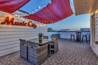 978 Youngs Ln in Nashville, TN - Foto de edificio - Building Photo