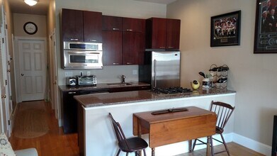 346 W 3rd St, Unit 21 in Boston, MA - Building Photo - Building Photo