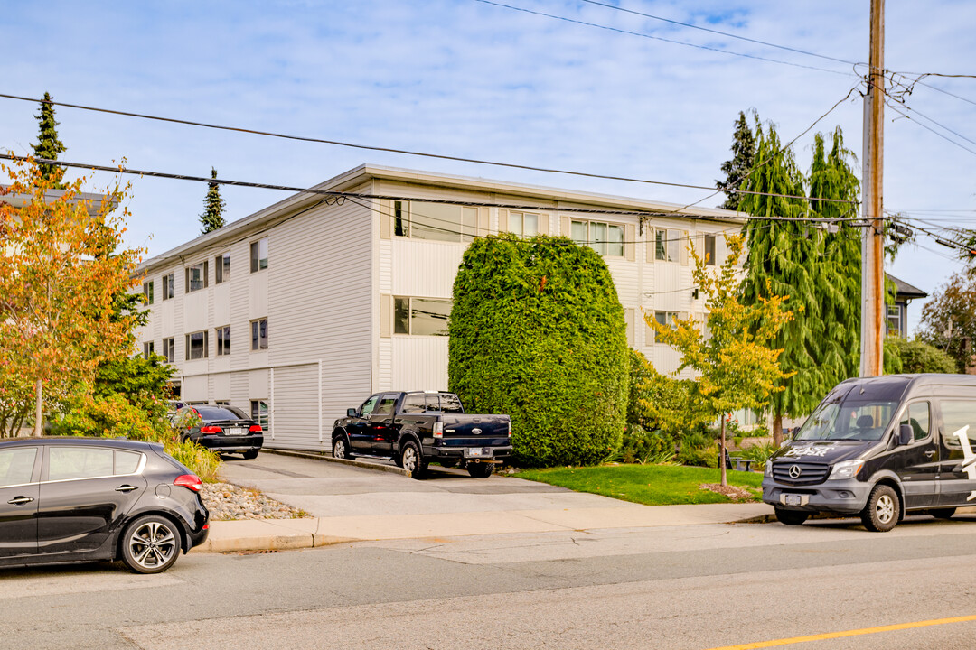 327 Eighth St in New Westminster, BC - Building Photo