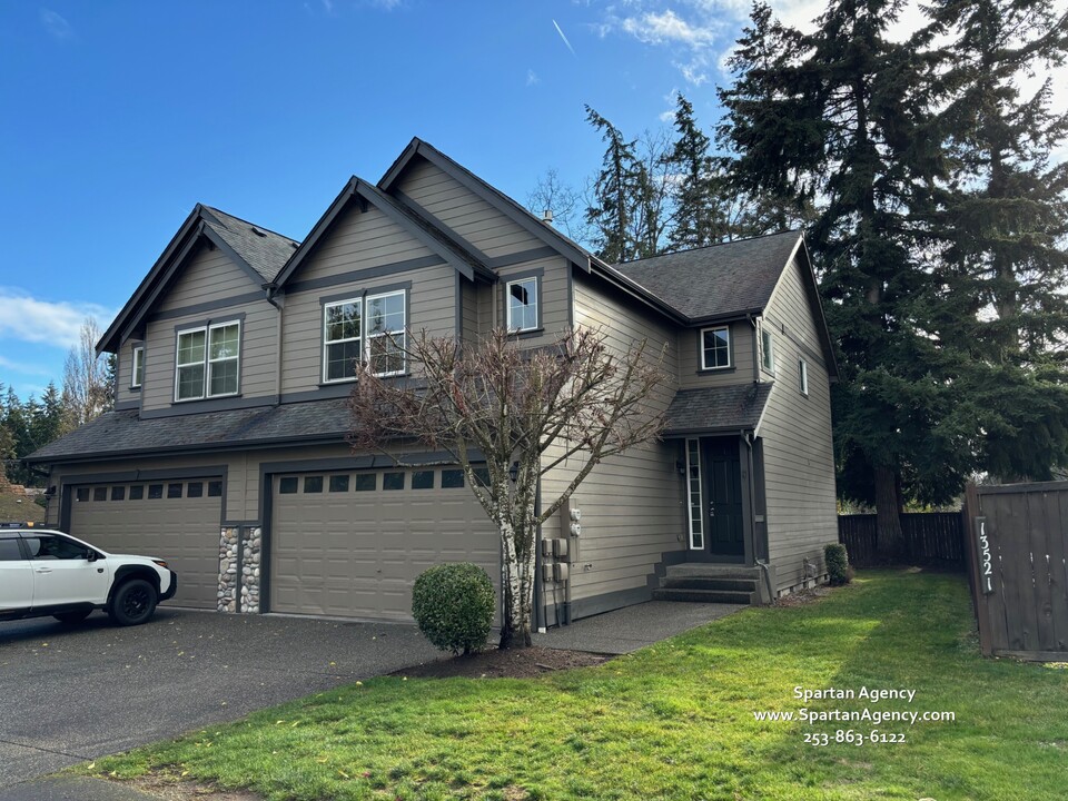 13521 107th Avenue Ct E in Puyallup, WA - Foto de edificio