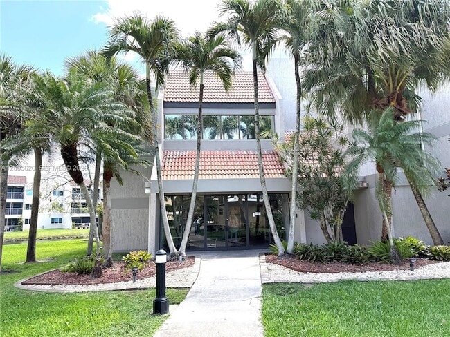 230 Lakeview Dr, Unit 307 in Weston, FL - Building Photo - Building Photo