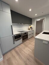 567 Emerson St in Coquitlam, BC - Building Photo - Building Photo